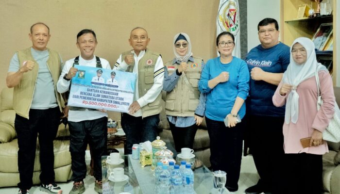 Bupati Simalungun, Dr H Anton Achmad Saragih Serahkan Bantuan Kemanusiaan Kepada Korban Bencana di Tapteng
