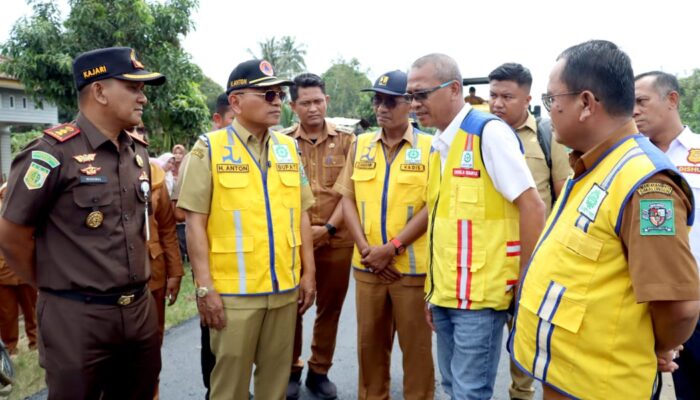 Tinjau Kegiatan Pekerjaan Jalan di Kecamatan Tapian Dolok dan Bandar Huluan, Bupati Simalungun: “Mari Bersama-sama Kita Rawat Jalan Ini”