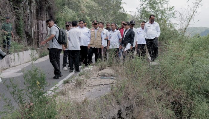 Bupati Simalungun Tinjau Jalan Longsor di Haranggaol: Gerak Cepat untuk Jalan Vital