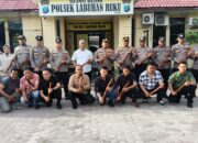 Peduli Kasih, Kanit Reskrim Polsek Labuhan Ruku Bagikan Alat Kusuk Tradisional untuk Jaga Kesehatan