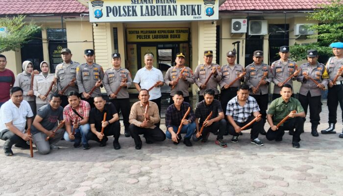 Peduli Kasih, Kanit Reskrim Polsek Labuhan Ruku Bagikan Alat Kusuk Tradisional untuk Jaga Kesehatan
