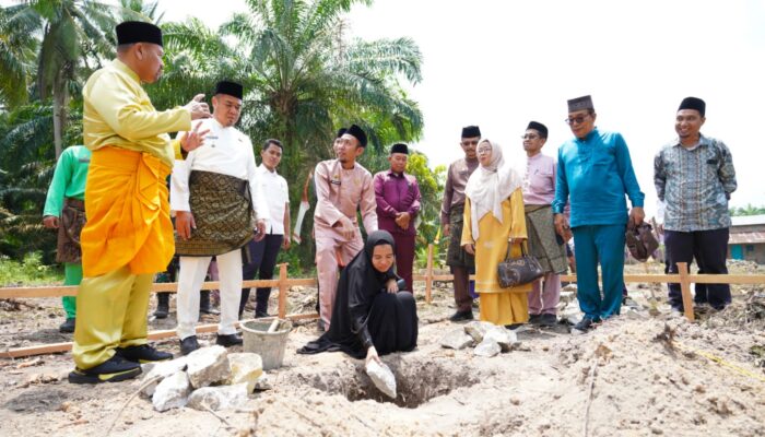 Bupati Batu Bara Letakkan Batu Pertama Pembangunan Rumah Tahfiz di Desa Pulau Sejuk