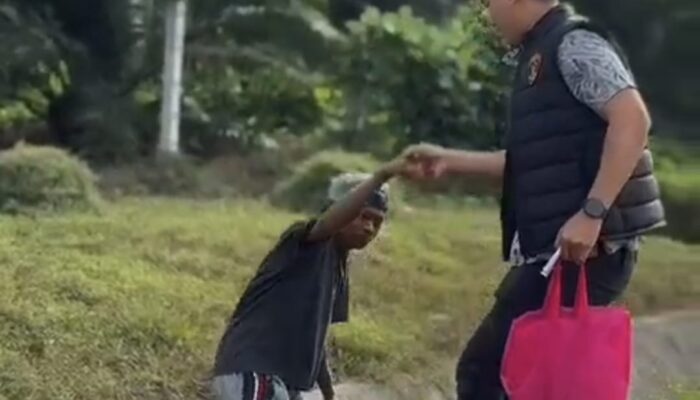 IPDA Alif Ghali Berbagi Jum’at Berkah untuk Lansia di Batu Bara