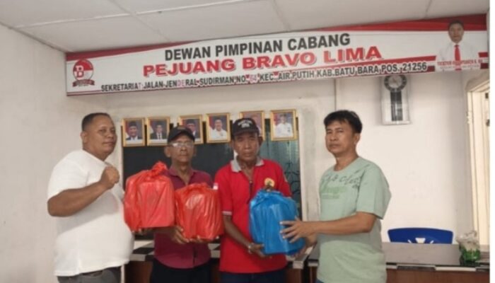 Ketua DPC Bravo Lima Victor Oktapianus Saragih, SH Bagikan 350 Paket Sembako untuk Jurnalis dan LSM