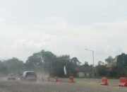 Outer Ring Road Parapat–Saribudolok Berdebu Jelang Lebaran, Pengendara Keluhkan Kondisi Jalan