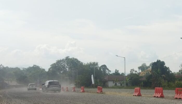 Outer Ring Road Parapat–Saribudolok Berdebu Jelang Lebaran, Pengendara Keluhkan Kondisi Jalan