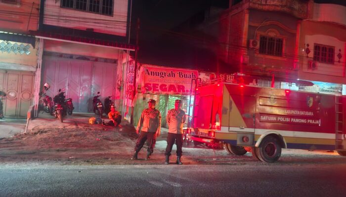 Gerak Cepat Kapolsek Air Putih dan Personel Amankan TKP Kebakaran Ruko di Indrapura