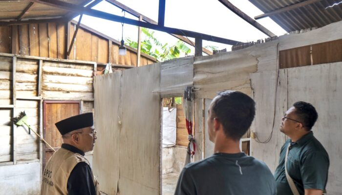 Bupati Simalungun Tinjau dan Salurkan Bantuan Bencana Angin Puting Beliung di Kecamatan Gunung Maligas