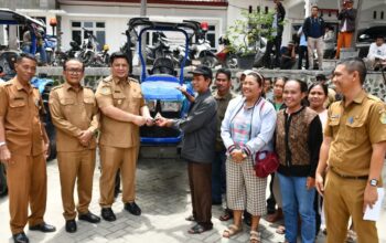 Dukung Swasembada Bawang Putih, Pemkab Samosir Salurkan Alsintan ke Kelompok Tani