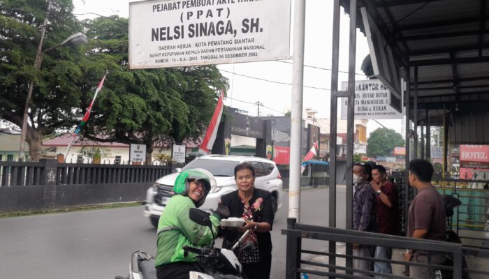 Notaris Nelsi Sinaga Gelar Syukuran Usai PK Dikabulkan MA, Bagikan Makanan ke Warga dan Pengemudi Ojol